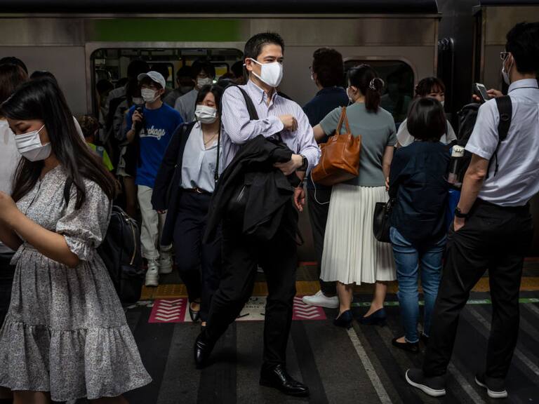 Ciudadanos con mascarillas viajan en el metro de Tokio