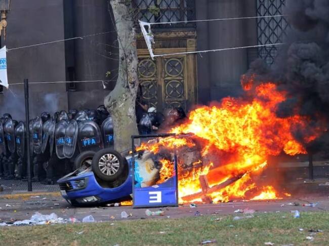 Fuertes disturbios en Argentina: revisa las impactantes imagenes de la protesta contra Javier Milei