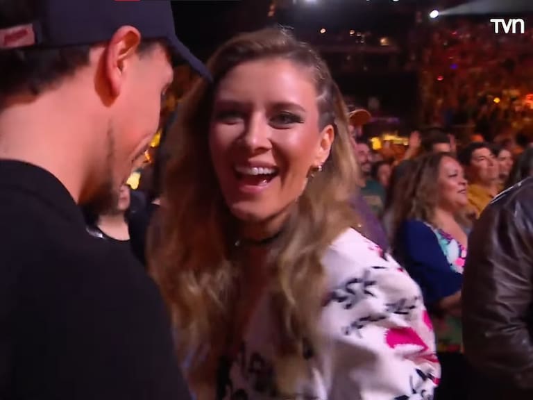 ¡Desataron todo su amor! Carla Jara y Diego Urrutia se agarraron a besos en apasionada noche en el Festival de Olmué