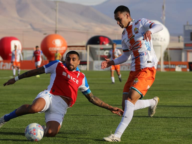Pese a “perder” dos penales, la UC se impone a Cobresal y se afianza como líder de su grupo en la Copa de la Liga