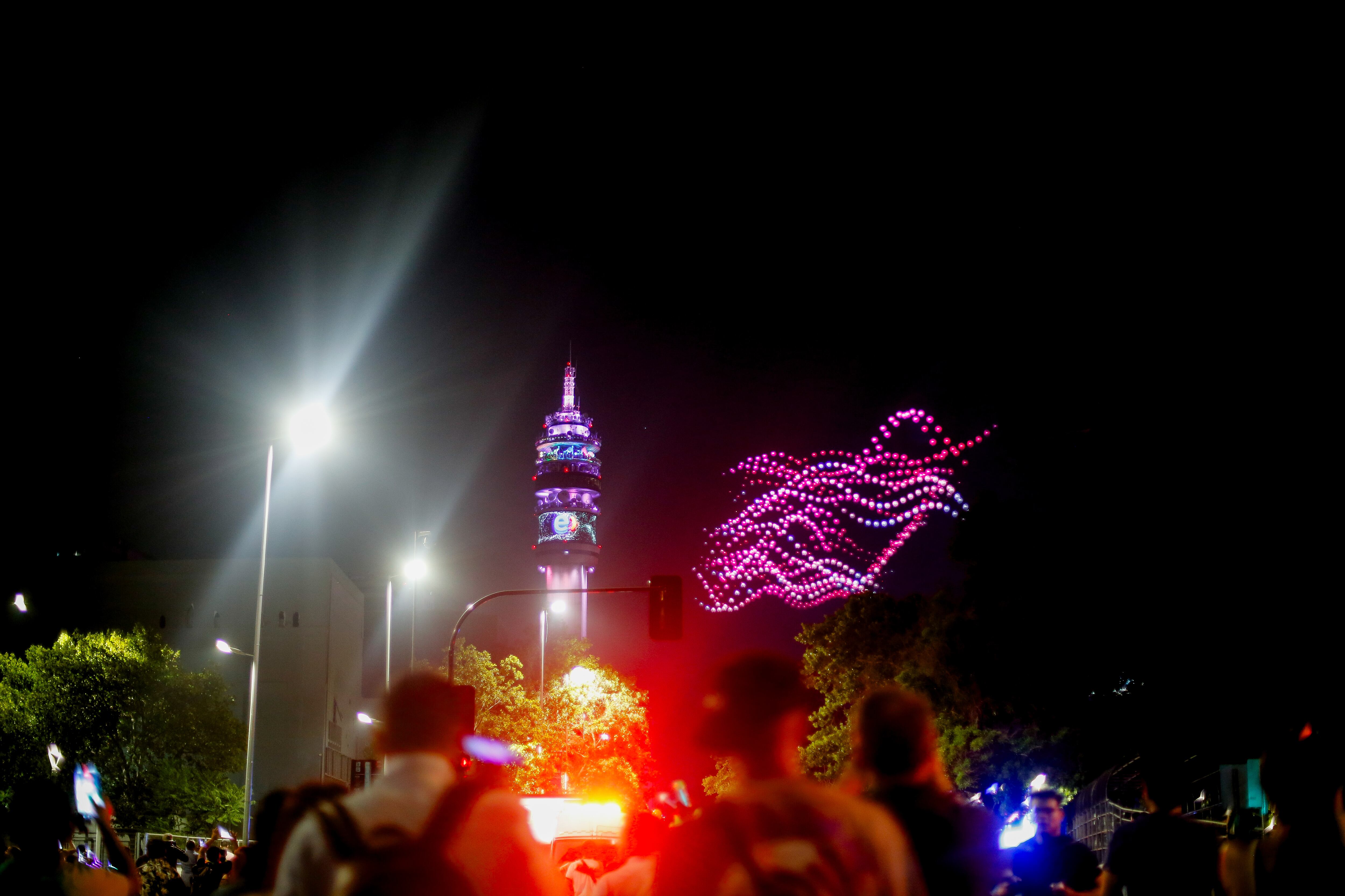 31 de diciembre de 2025/SANTIAGO
Durante la fiesta de año nuevo 2026 en la torre Entel, se realiza un show de drones, previo al espectáculo de fuegos artificiales.
FOTO: HANS SCOTT/AGENCIAUNO