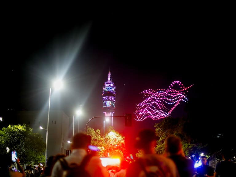 31 de diciembre de 2025/SANTIAGO
Durante la fiesta de año nuevo 2026 en la torre Entel, se realiza un show de drones, previo al espectáculo de fuegos artificiales.
FOTO: HANS SCOTT/AGENCIAUNO