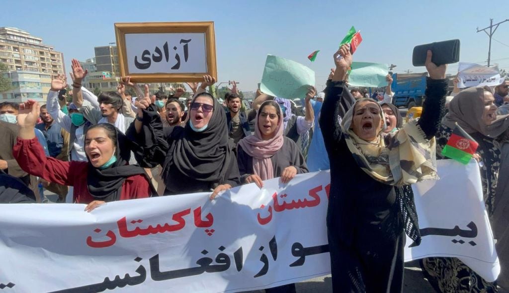 Personas protestan contra los talibanes y Pakistán en el distrito de Khairane