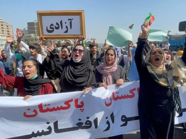 Personas protestan contra los talibanes y Pakistán en el distrito de Khairane