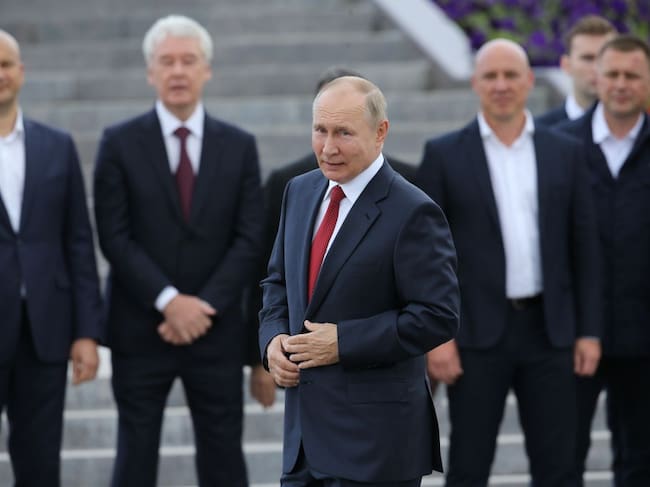 Vladimir Putin junto a personeros de su gobierno en un acto en Moscú