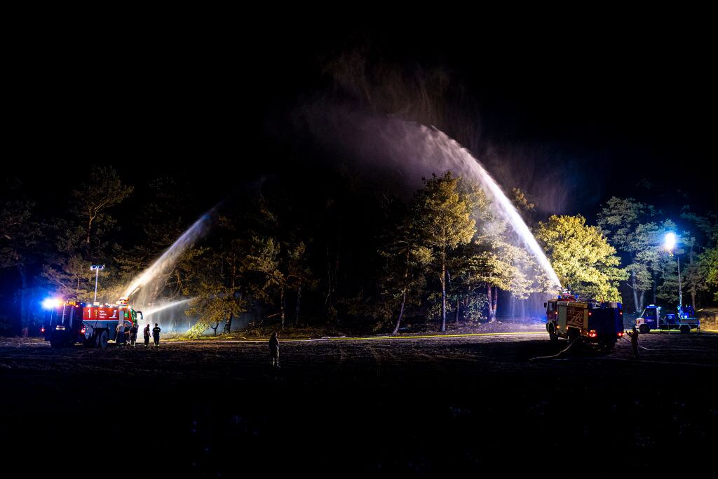 Gran incendio forestal en el distrito de Helmstedt tras explosión de municiones
