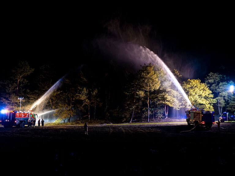 Gran incendio forestal en el distrito de Helmstedt tras explosión de municiones