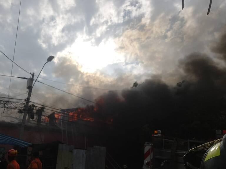 Cuatro viviendas resultan siniestradas tras incendio en Estación Central