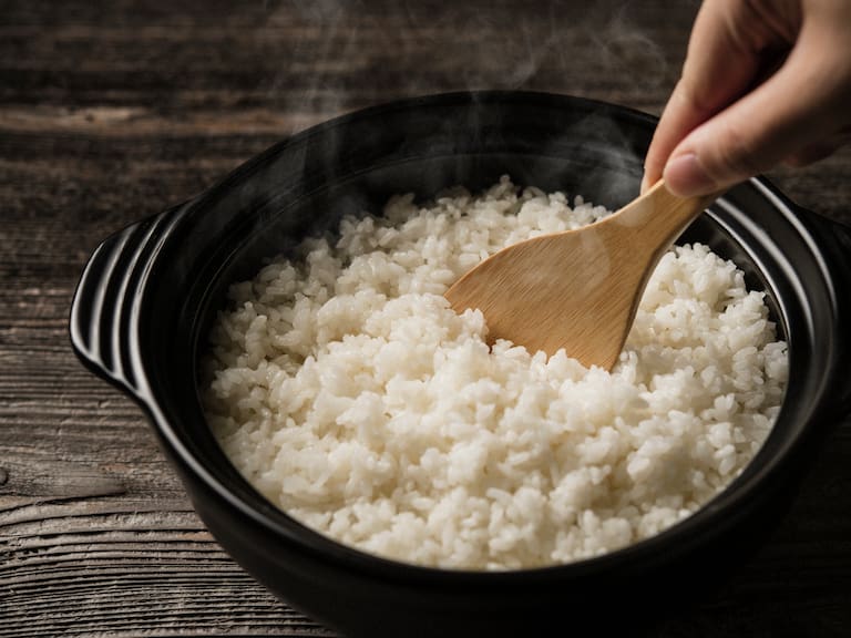 Esto es lo que dura el arroz refrigerado antes de que se llene de bacterias
