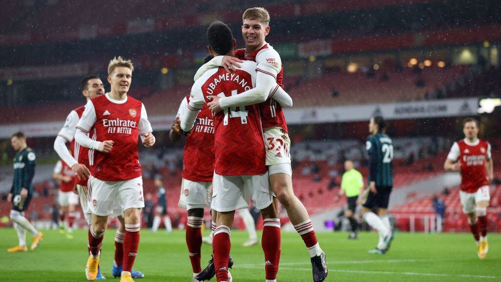 Arsenal's English midfielder Emile Smith Rowe (R) celebrates after crossing the ball for Arsenal's Gabonese striker Pierre-Emerick Aubameyang (C) to score a goal for his hat-trick during the English Premier League football match between Arsenal and Leeds United at the Emirates Stadium in London on February 14, 2021. (Photo by Julian Finney / POOL / AFP) / RESTRICTED TO EDITORIAL USE. No use with unauthorized audio, video, data, fixture lists, club/league logos or 'live' services. Online in-match use limited to 120 images. An additional 40 images may be used in extra time. No video emulation. Social media in-match use limited to 120 images. An additional 40 images may be used in extra time. No use in betting publications, games or single club/league/player publications. / (Photo by JULIAN FINNEY/POOL/AFP via Getty Images)