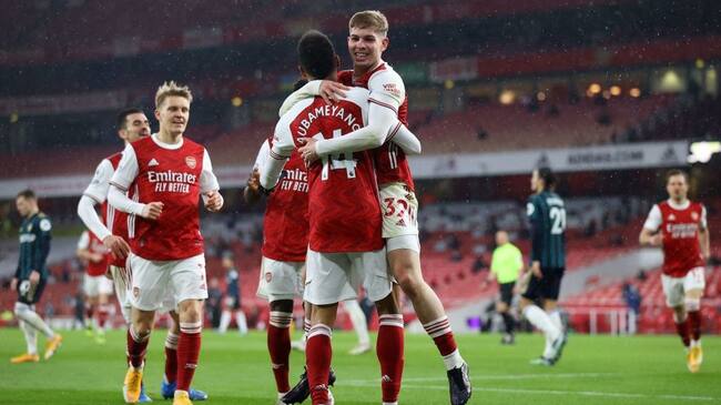 Arsenal's English midfielder Emile Smith Rowe (R) celebrates after crossing the ball for Arsenal's Gabonese striker Pierre-Emerick Aubameyang (C) to score a goal for his hat-trick during the English Premier League football match between Arsenal and Leeds United at the Emirates Stadium in London on February 14, 2021. (Photo by Julian Finney / POOL / AFP) / RESTRICTED TO EDITORIAL USE. No use with unauthorized audio, video, data, fixture lists, club/league logos or 'live' services. Online in-match use limited to 120 images. An additional 40 images may be used in extra time. No video emulation. Social media in-match use limited to 120 images. An additional 40 images may be used in extra time. No use in betting publications, games or single club/league/player publications. / (Photo by JULIAN FINNEY/POOL/AFP via Getty Images)