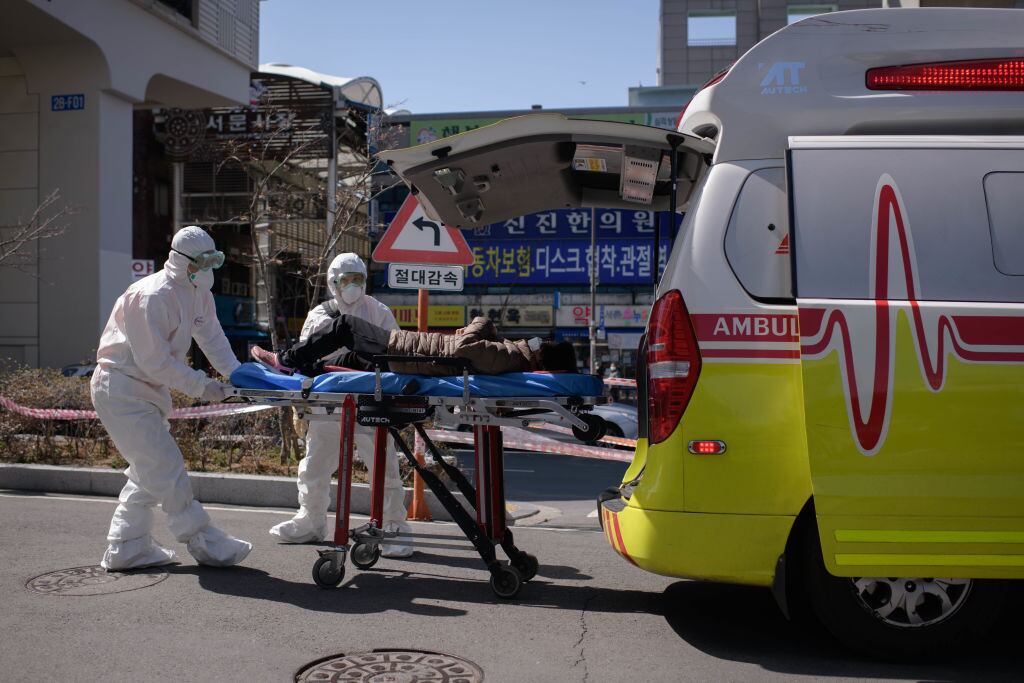 Paramédicos trasladan a paciente con covid-19 a un hospital en Corea del Sur