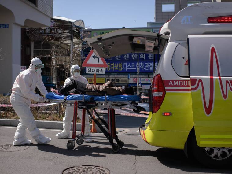 Paramédicos trasladan a paciente con covid-19 a un hospital en Corea del Sur