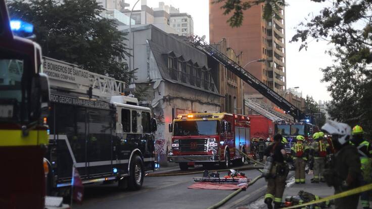 Al menos 80 personas evacuadas: lo que se sabe del incendio que afecta a cité en el centro de Santiago