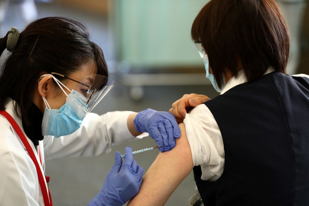 Una trabajadora de la salud recibe la vacuna contra el Covid-19 en Tokio