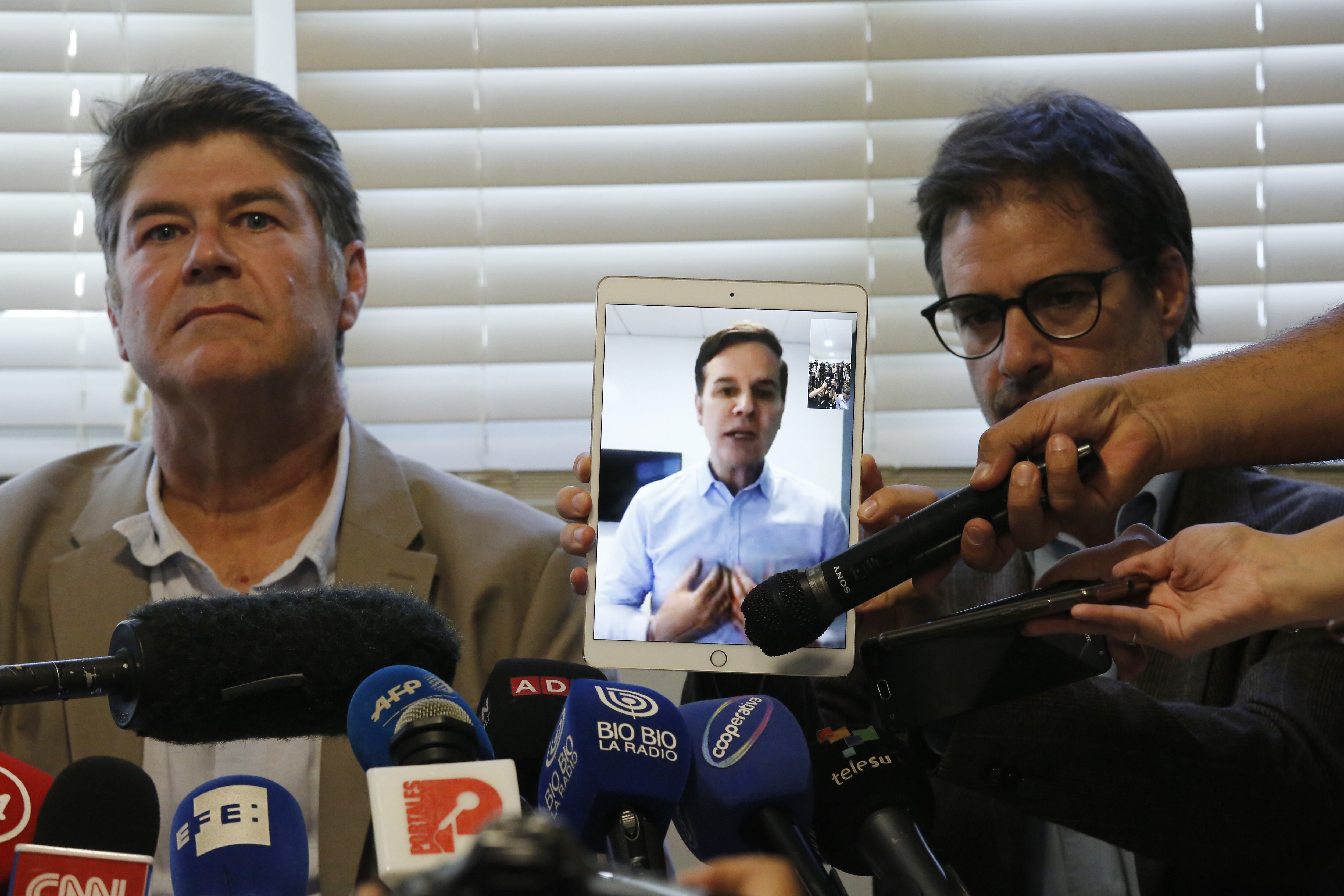 Comunicado James Hamilton, Juan Carlos Cruz y José Murillo
Victimas de Sacerdote Fernando Karadima, James Hamilton (d) Juan Carlos Cruz (Centro Pantalla), Jose Murillo (i) acuden a la Fundacion para la Confianza a dar una declaración de prensa luego del fallo de la corte de apelaciones en contra del arzobispado de Santiago
FOTO:SEBATIAN BROGCA/AGENCIAUNO