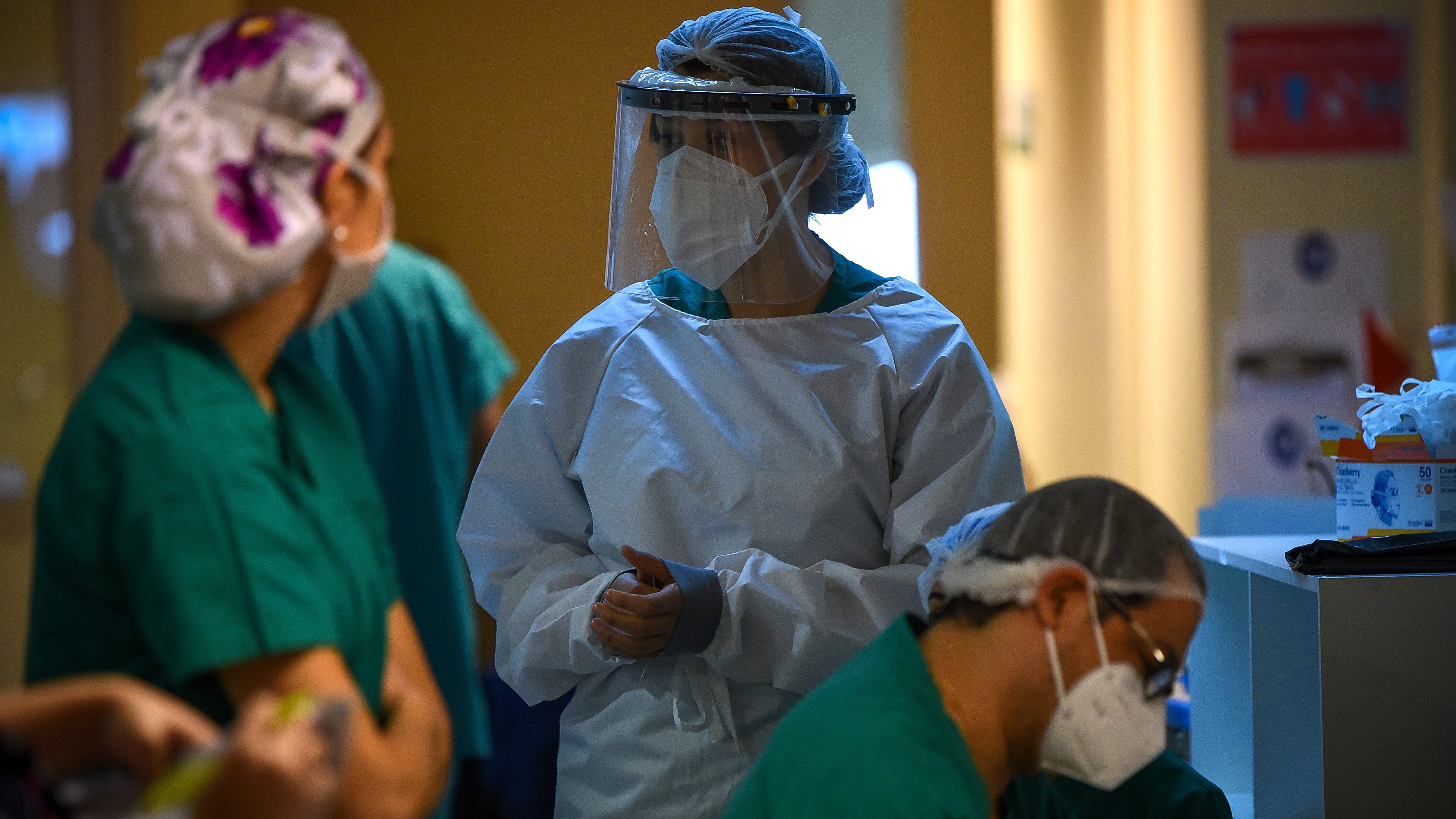24 DE ABRIL 2020 / TEMUCOPersonal de salud conversa el estado de los pacientes que se encuentran en pabellones de habitaciones de pacientes Covid positivo, del Hospital Dr. Hernán Henríquez Aravena, Temuco ha sido una de las regiones donde mas casos de contagios ha habido en regiones
FOTO: MARCOS MALDONADO/AGENCIAUNO