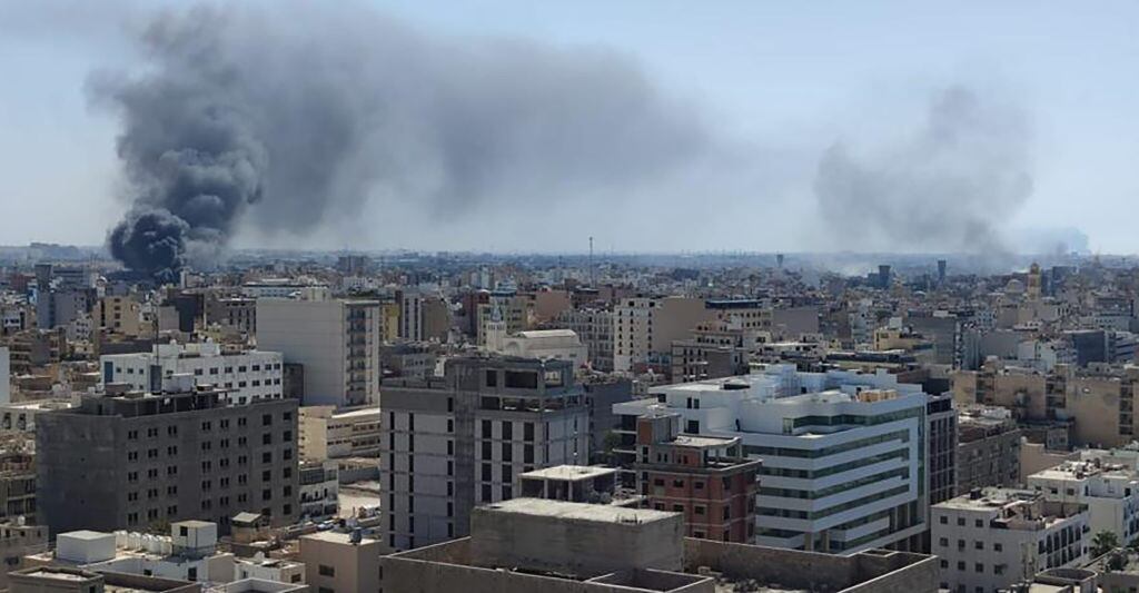 En la ciudad de Trípoli se eleva el humo por los combates en el Líbano