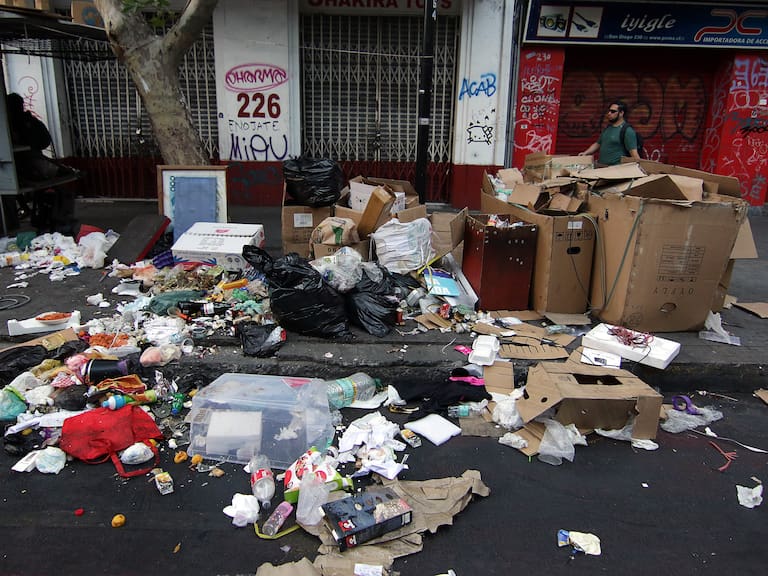 15 DE NOVIEMBRE DE 2019/SANTIAGOLas calles céntricas de Santiago continuan acomulando basura tras el paro de recolectores que aun no encuentra acuerdo
FOTO: FRANCISCO CASTILLO/AGENCIAUNO