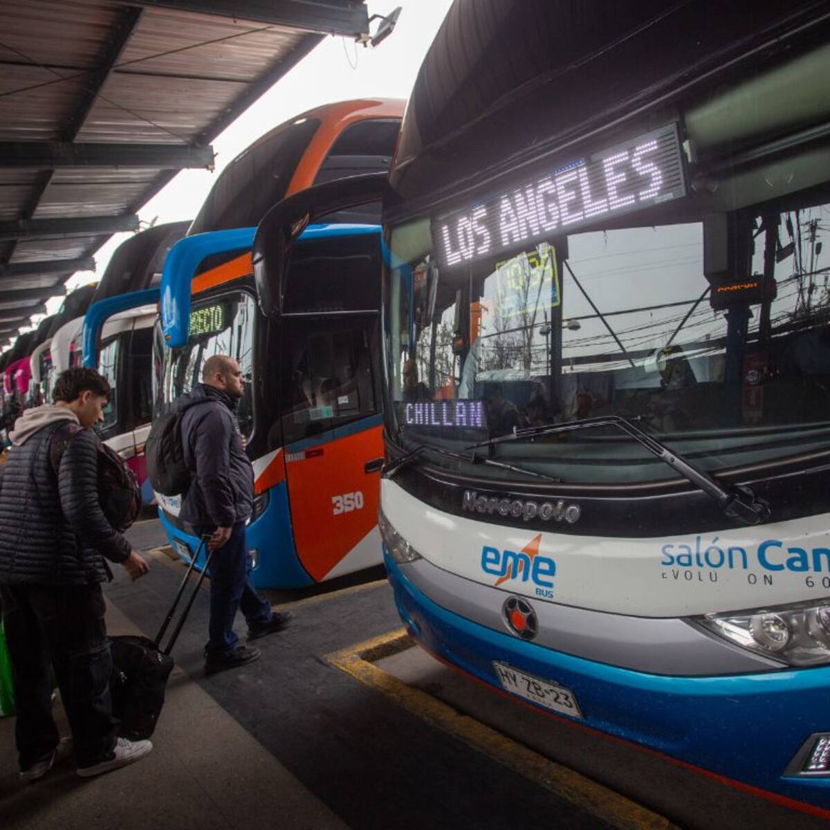 Tiktoker chilena denuncia nuevo método de robos en buses: fue asaltada en el Terminal Alameda