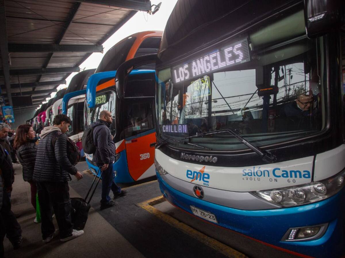 Tiktoker chilena denuncia nuevo método de robos en buses: fue asaltada en el Terminal Alameda