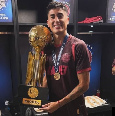 Matías Sepúlveda con el trofeo de la Recopa Sudamericana