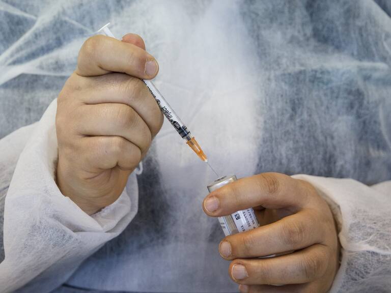 Vacunas de Moderna para nuevas variantes de covid-19 estarán listas en agosto