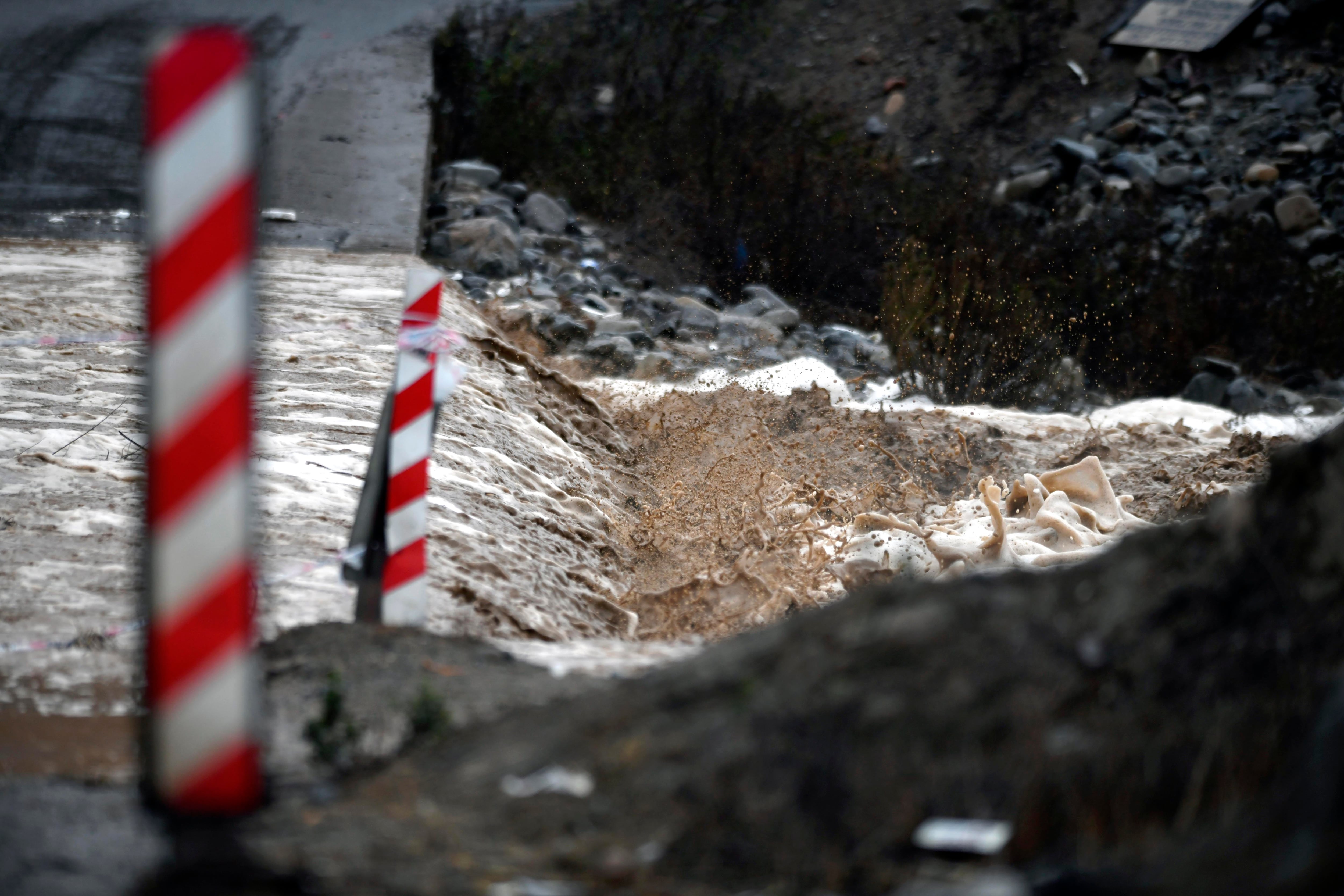 18 de julio de 2026 / LA SERENA
La quebrada de Islón se activó producto de las intensas precipitaciones asociadas al sistema frontal que afecta a la zona, por lo que autoridades llaman a extremar las precauciones y evitar transitar por sectores de riesgo.
FOTO: IGNACIO RAMIREZ / AGENCIAUNO