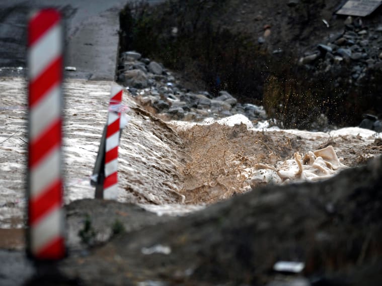 18 de julio de 2026 / LA SERENA
La quebrada de Islón se activó producto de las intensas precipitaciones asociadas al sistema frontal que afecta a la zona, por lo que autoridades llaman a extremar las precauciones y evitar transitar por sectores de riesgo.
FOTO: IGNACIO RAMIREZ / AGENCIAUNO