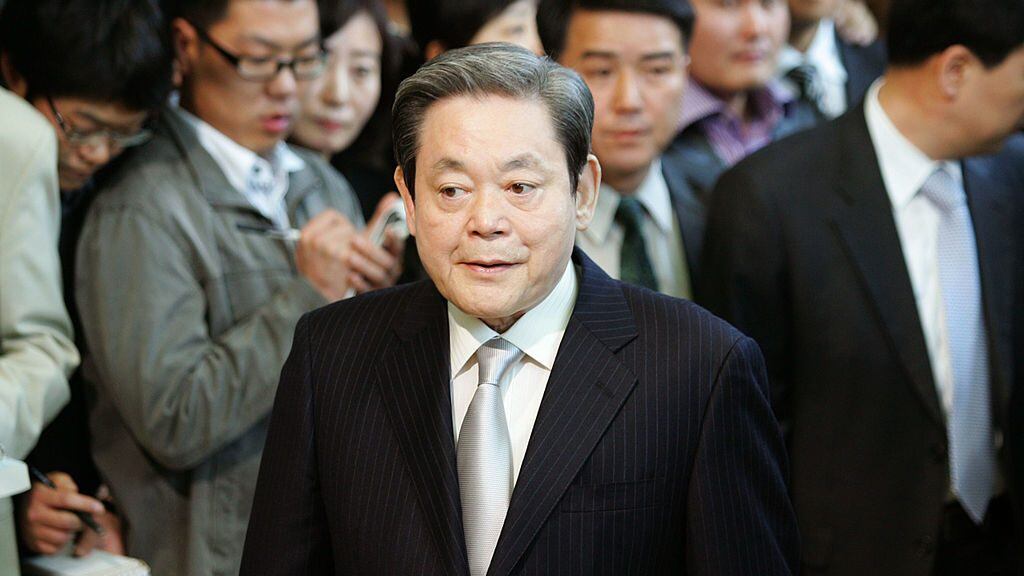 SEOUL, SOUTH KOREA - APRIL 4: Samsung Group chairman Lee Kun-Hee speaks to the reporters at the office of a special counsel looking into allegations made by a former top legal Samsung executive on April 4, 2008 in Seoul, South Korea. Samsung Group Chairman Lee Kun Hee presented himself for questioning to South Korean prosecutors investigating allegations of bribery and the illegal transfer of control of units of the company to his son. (Photo by Chung Sung-Jun/Getty Images)