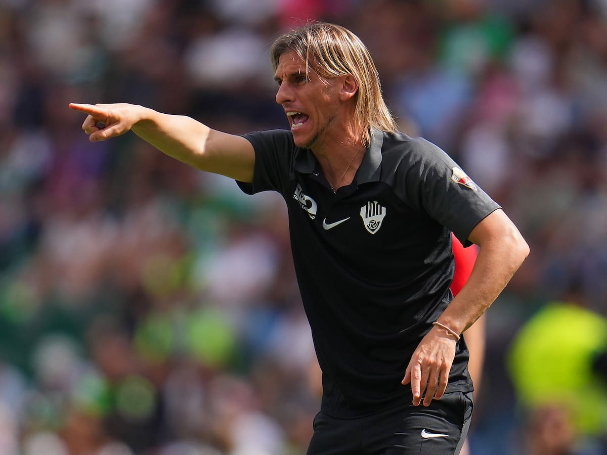 Sebastián Beccacece recibe fuerte sanción en España por su expulsión en duelo entre Elche y Eibar