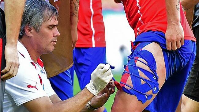Chile's defender Gary Medel receives medical treatment at the end of the second half of Round of 16 football match between Brazil and Chile at the Mineirao Stadium in Belo Horizonte during the 2014 FIFA World Cup on June 28, 2014. AFP PHOTO / MARTIN BERNETTI (Photo credit should read MARTIN BERNETTI/AFP via Getty Images)