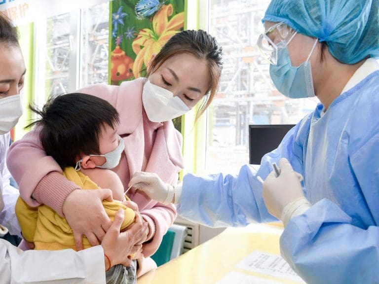 Alrededor de 80 millones de niños corren riesgo de no recibir vacunas contra enfermedades como sarampión y polio por pandemia de Covid-19