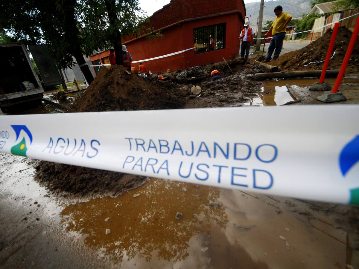 Emergencia en San Bernardo: rotura de matriz provoca derrame de aguas servidas y cierre de paso bajo nivel