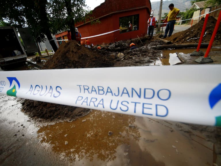 Emergencia en San Bernardo: rotura de matriz provoca derrame de aguas servidas