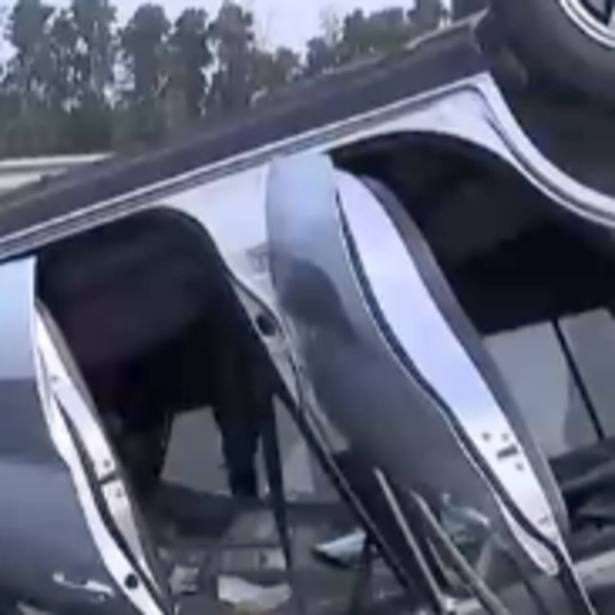 Misterioso accidente en Acceso Sur: conductor volcó y abandonó vehículo en plena autopista