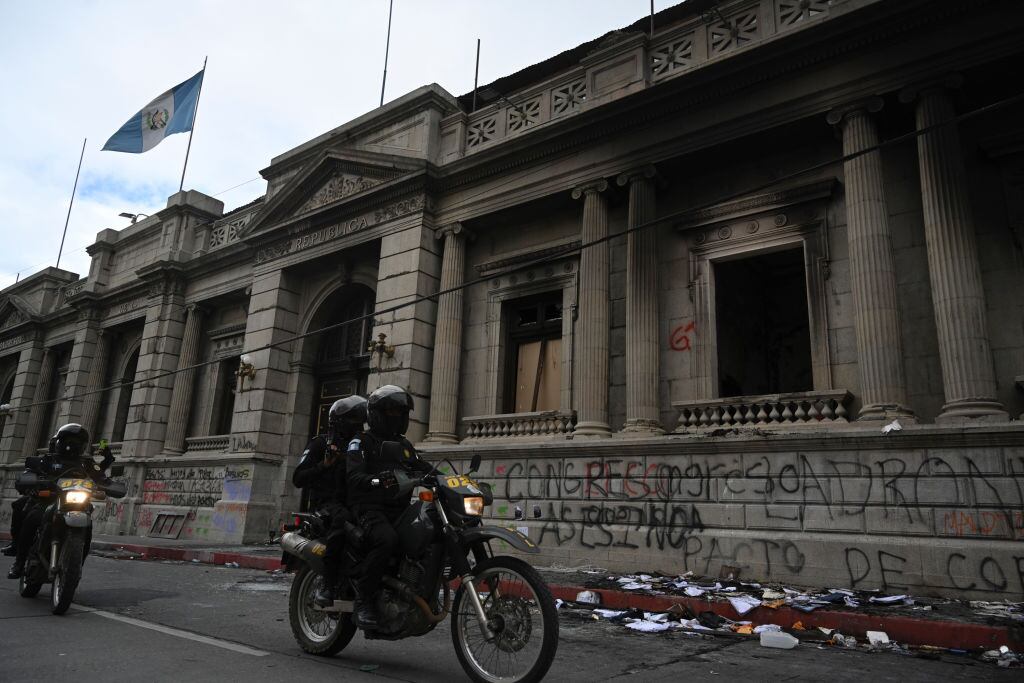 La sede del Congreso incendiada tras manifestaciones en Guatemala