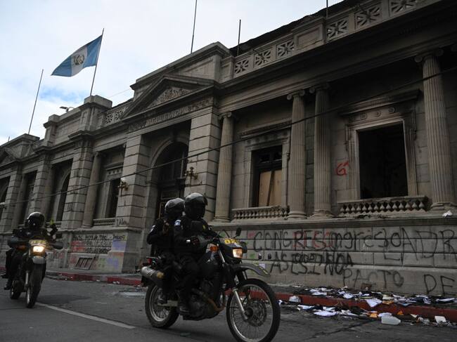 La sede del Congreso incendiada tras manifestaciones en Guatemala