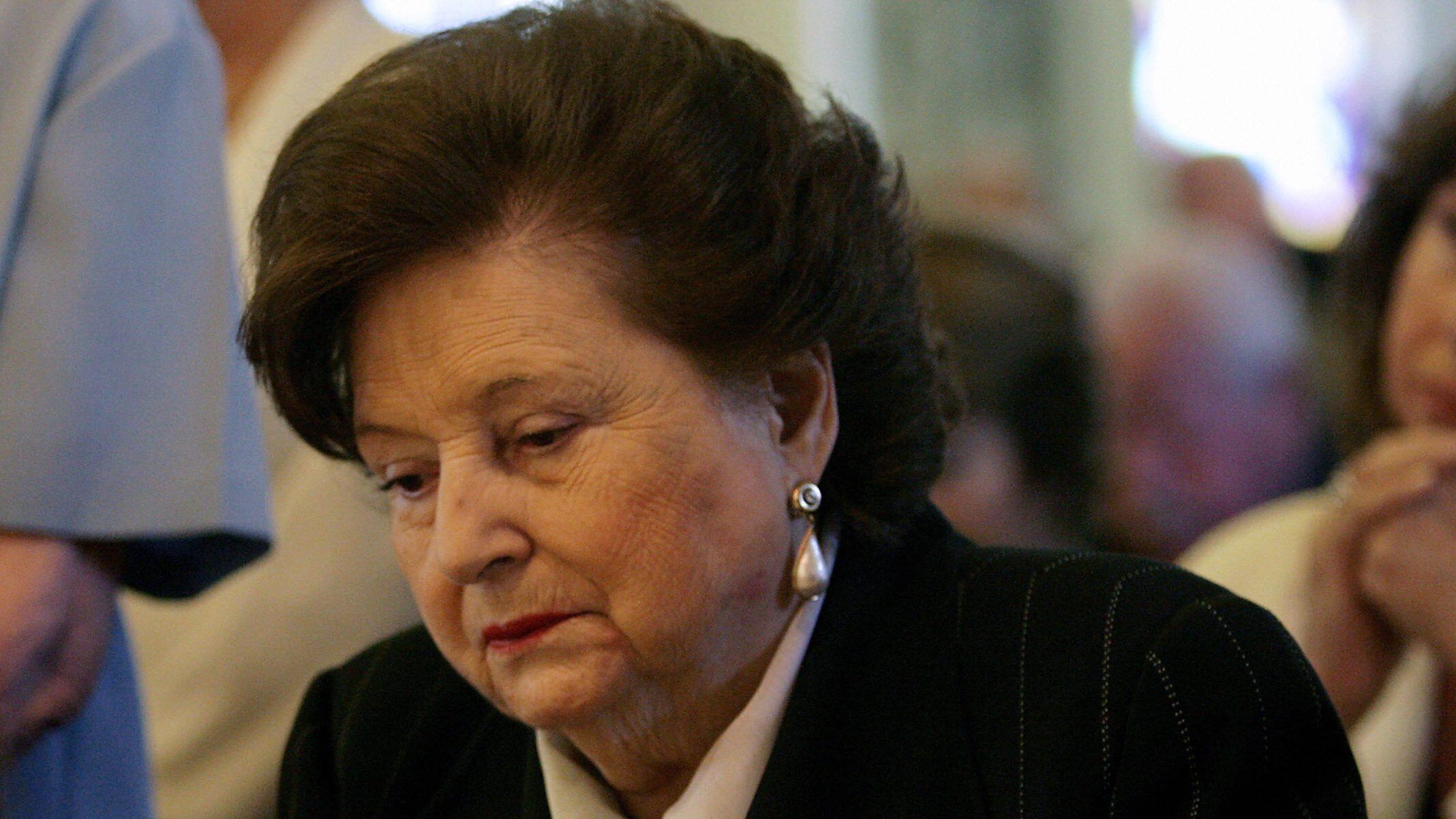 The widow of former Chilean dictator (1973-1990) Augusto Pinochet, Lucia Hiriart (C) hears mass with her grandaughter in the first anniversary of Pinochet's death, at the military church in Santiago 10 December, 2007. AFP PHOTO MARITN BERNETTI (Photo credit should read MARTIN BERNETTI/AFP via Getty Images)
