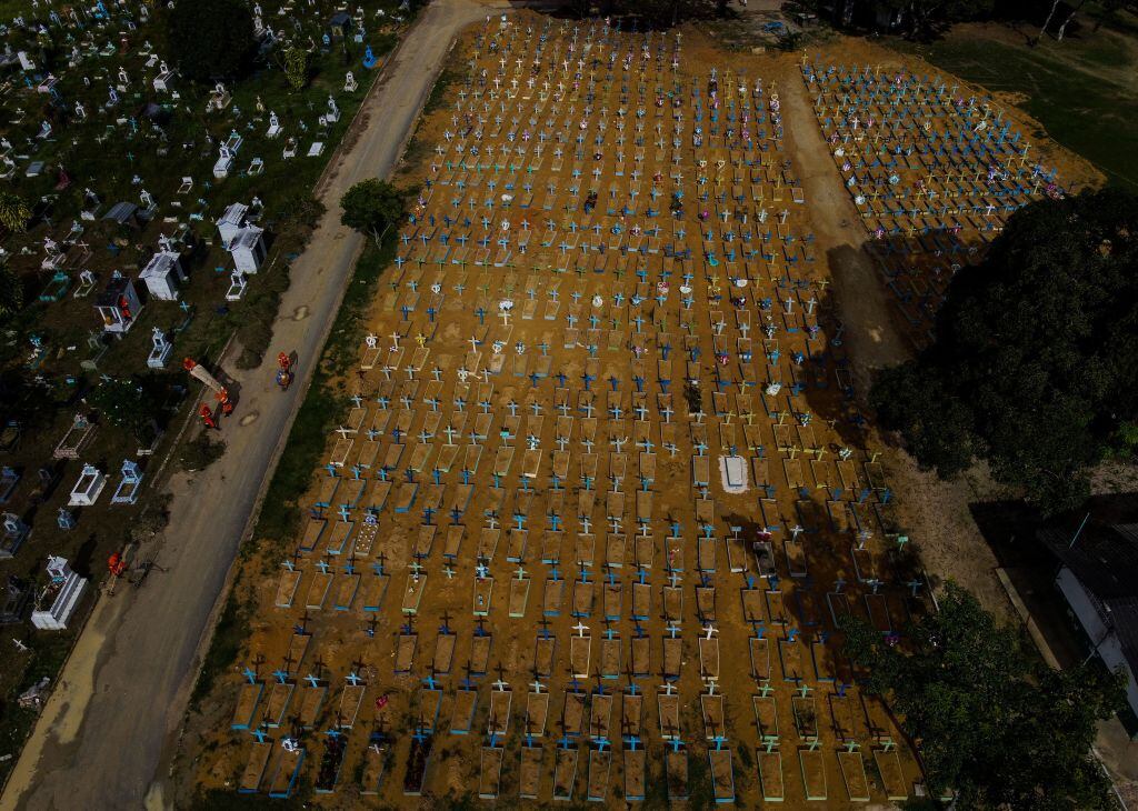 Una vista aérea del cementerio de Manaos con las víctimas por Covid-19