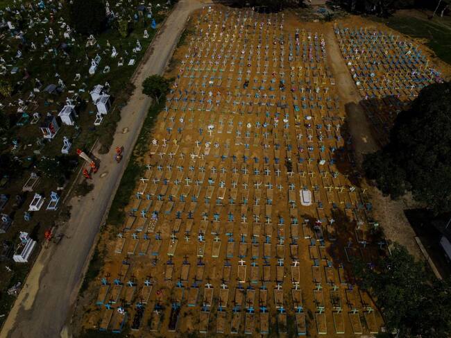 Una vista aérea del cementerio de Manaos con las víctimas por Covid-19