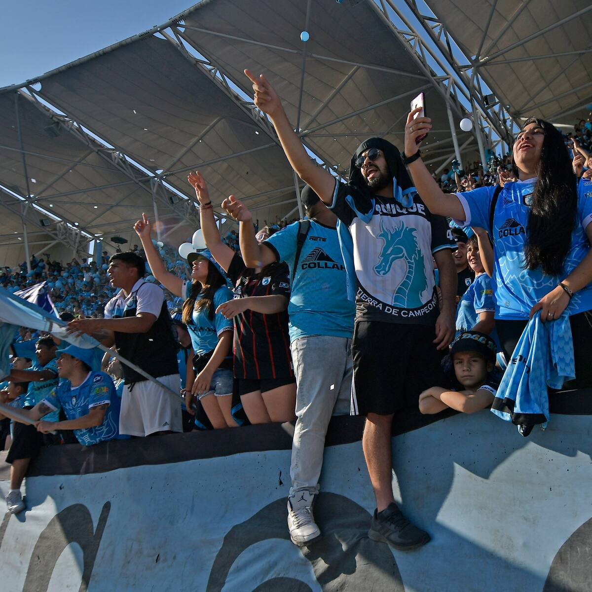 ¿Cuál celebración? Hinchas de Iquique invadieron la cancha e insultaron a rivales para festejar el ascenso a Primera