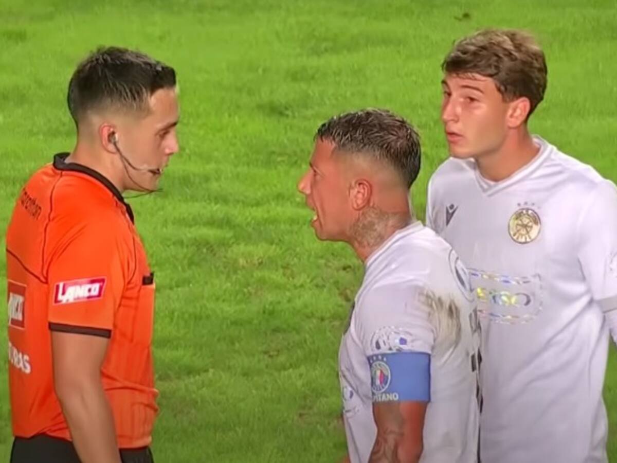 “Hace gestos de dinero y posteriormente señala sus genitales”: las ofensas de Leonardo Valencia por las cuales fue expulsado en Copa Chile