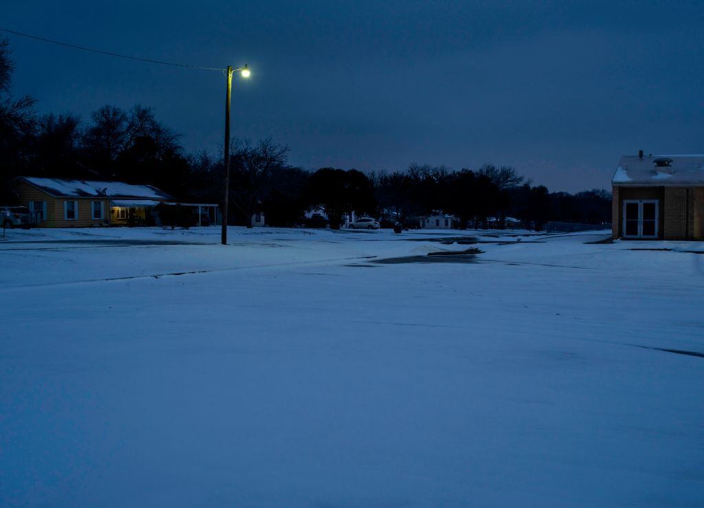 Las calles de las ciudades de Texas muestran la ausencia de electricidad