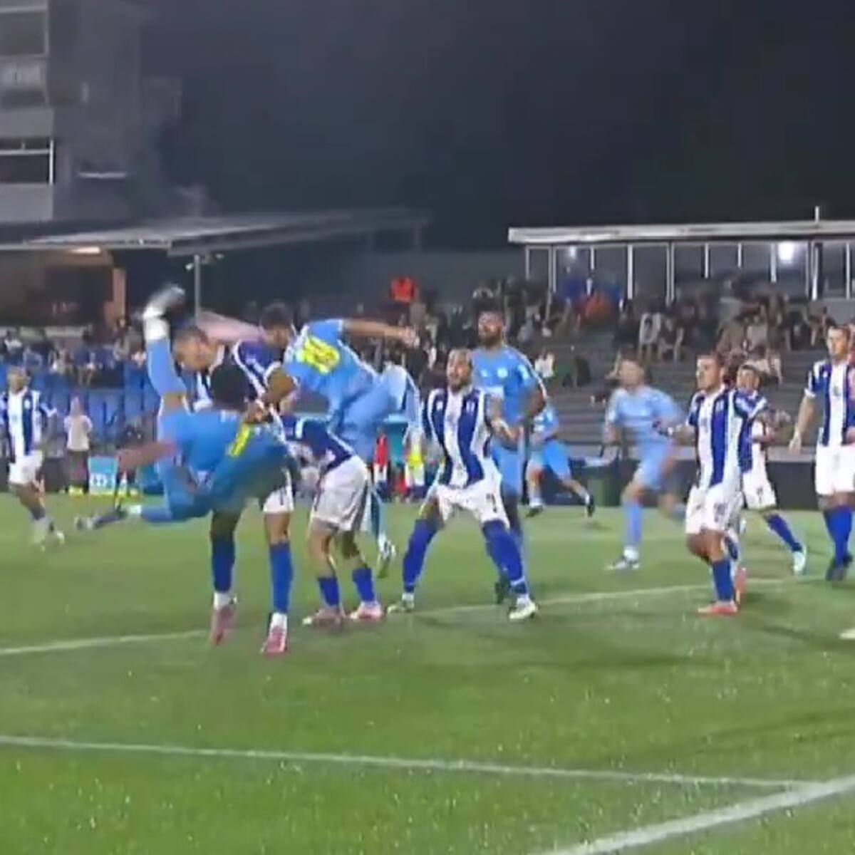 Fracasó en Colo Colo y ahora se luce en Uruguay con este golazo en los minutos finales
