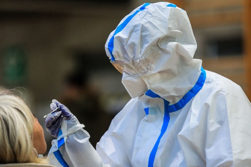 Trabajadora de la salud realiza un examen PCR en Italia