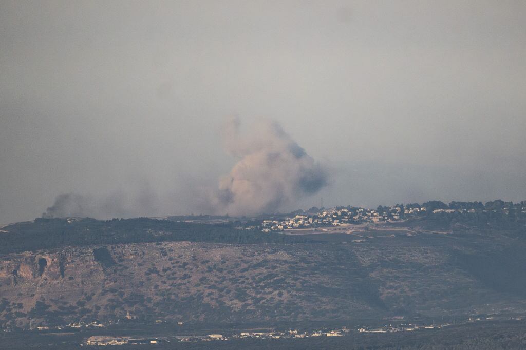 El humo se levanta en la zona sur del Líbano tras un ataque aéreo de Israel, ejecutado desde su base militar en las cercanías de Haifa