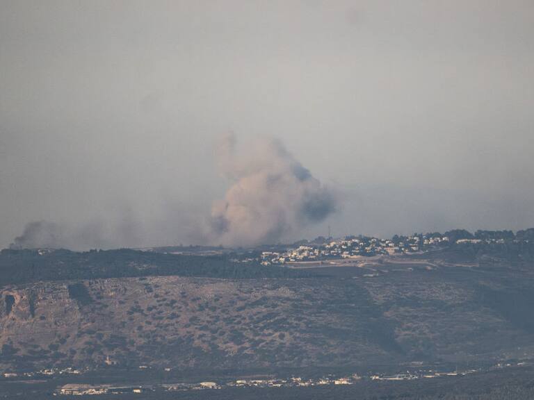 El humo se levanta en la zona sur del Líbano tras un ataque aéreo de Israel, ejecutado desde su base militar en las cercanías de Haifa