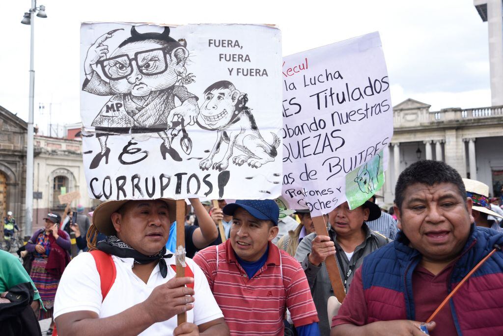 Indigenas protestan por la corrupción de la fiscal general en Guatemala