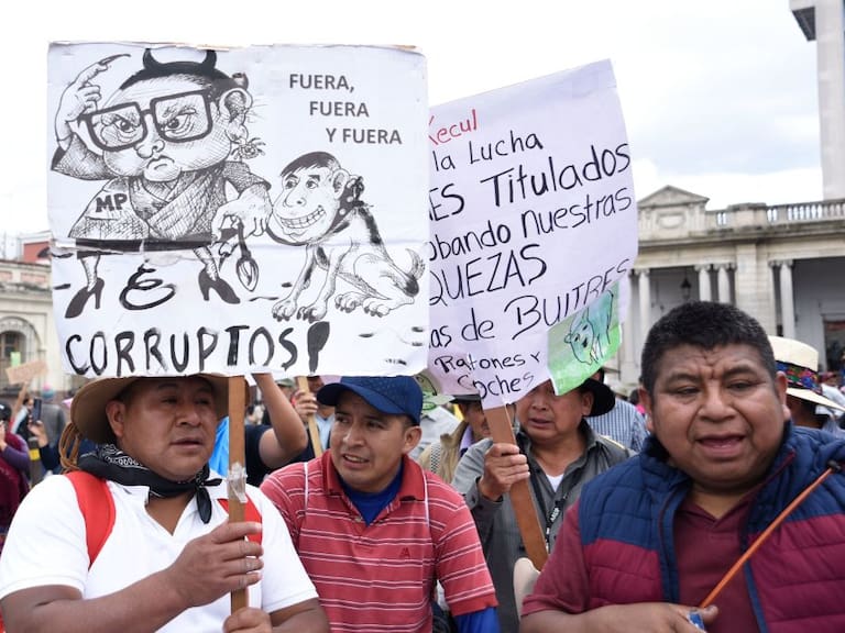 Indigenas protestan por la corrupción de la fiscal general en Guatemala